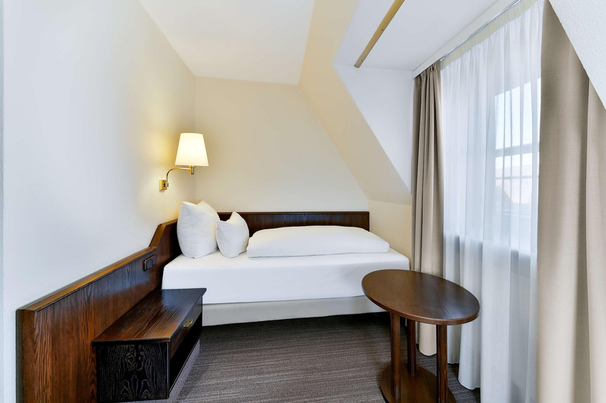 Hotel Kloesterle Noerdlingen - In Kuerze Elaya Hotel Kloesterle Nördlingen Екстериор снимка